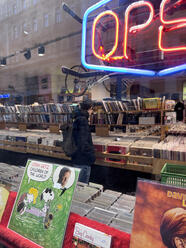 Stöbern im Plattenladen